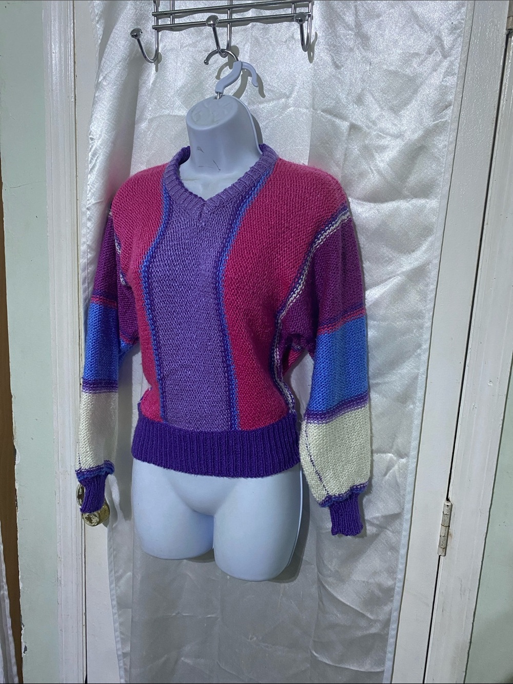 VTG 70’s/80’s Colorblock V-Neck Women’s Sweater in Purple & Pink
